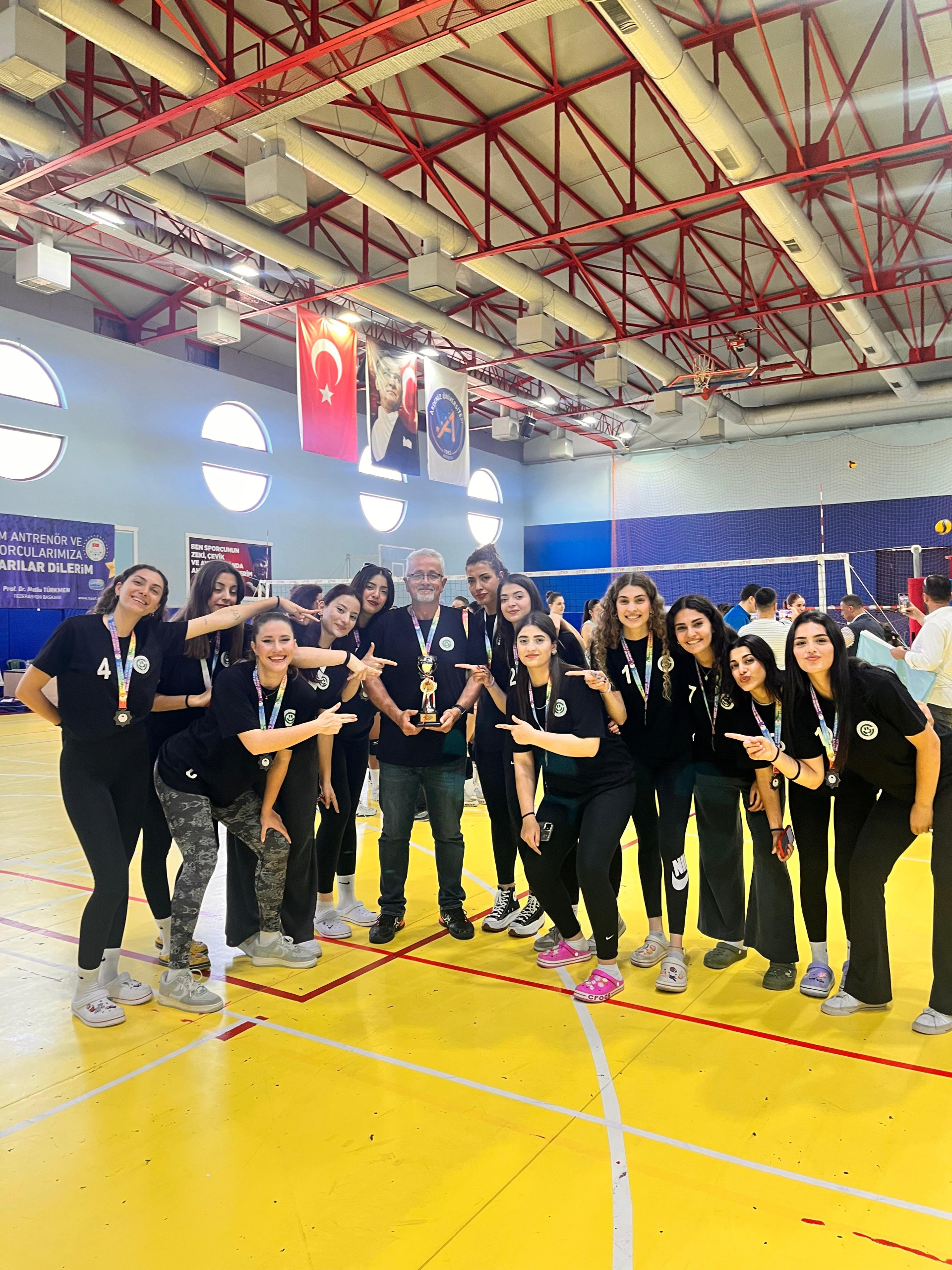 Üniversitemiz Kadın Voleybol Takımı Süper Lig'e Yükselme Başarısını Elde Etti.