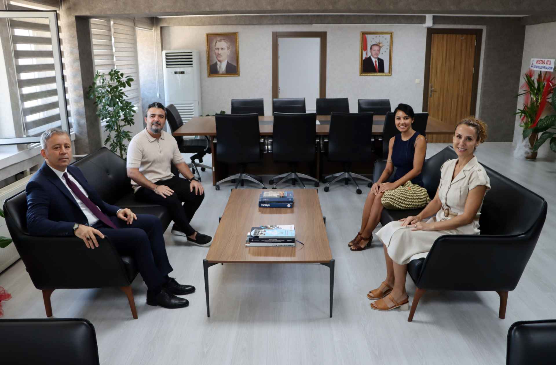 Fakültemiz Dekanı ve Dekan Yardımcıları, Adana Gençlik ve Spor İl Müdürü Sayın Mustafa LOĞOĞLU’nu ziyaret etti.